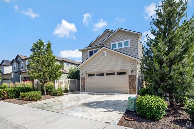 Building Photo - Discover this charming 4-bedroom, 2.5-bath... Rental