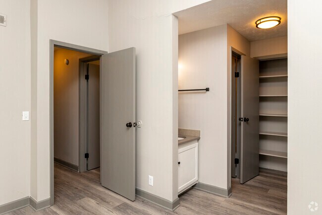 2BR, 1BA - 850SF
