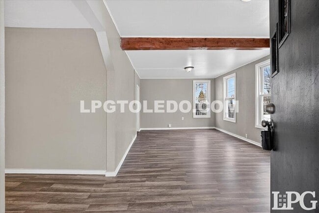 Photo - 3905 Peru St