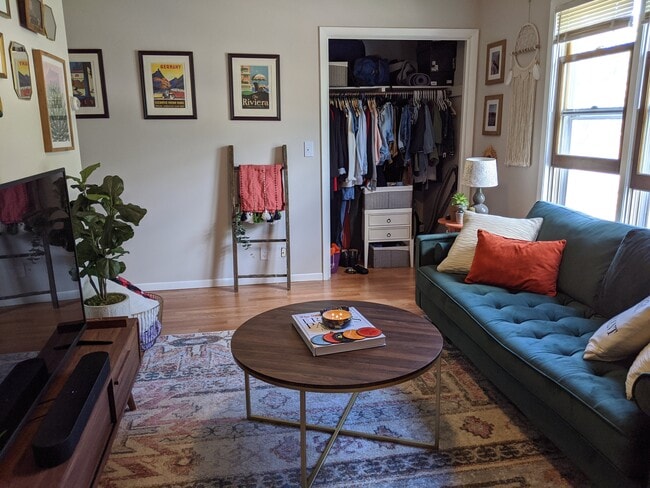 Sala de estar - 680 Juno Ave Unidad B