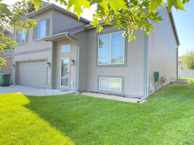 Building Photo - Beautiful 3 bed 2 bath house $1995, Glenmo...