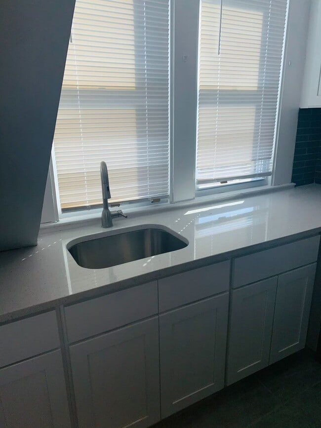 30 Rowe St Unit 3rd Fl