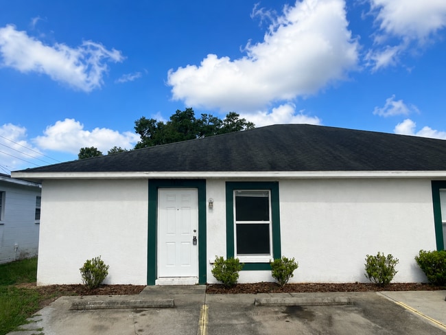 Building Photo - Spacious 2BR/1BA Duplex with Vaulted Ceilings & Wood-Style Flooring!