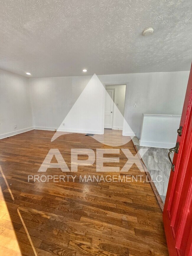 Photo - Renovated - Craftsman Style 2 Bd 1- Ba Sin...