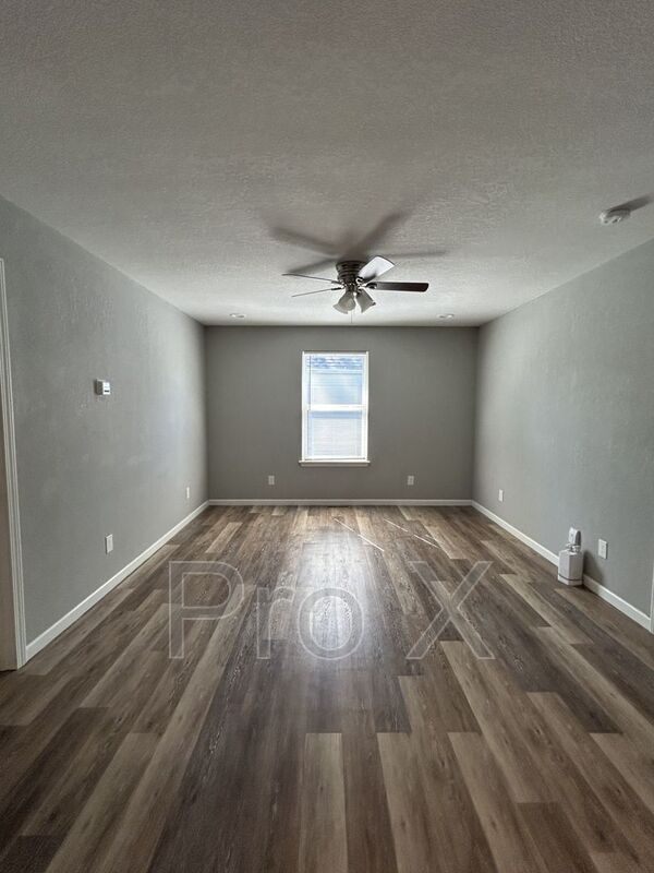 Photo - 905 W 3rd St