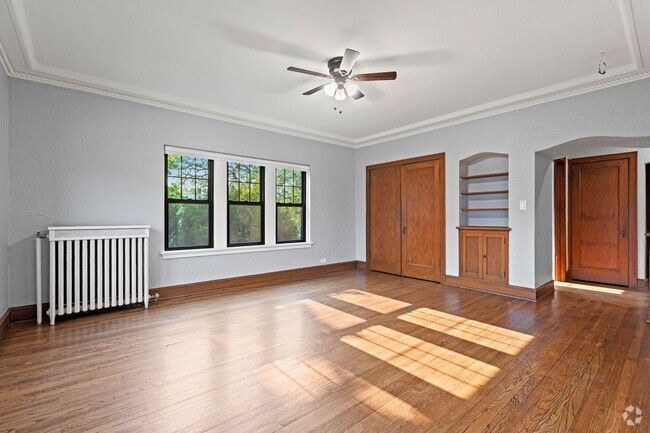 Building Photo - $300 Newly Remodeled Vintage Charm with 21... Unit 200 Rental