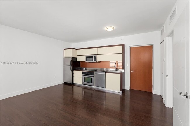 Building Photo - 435 21st St Unit 306
