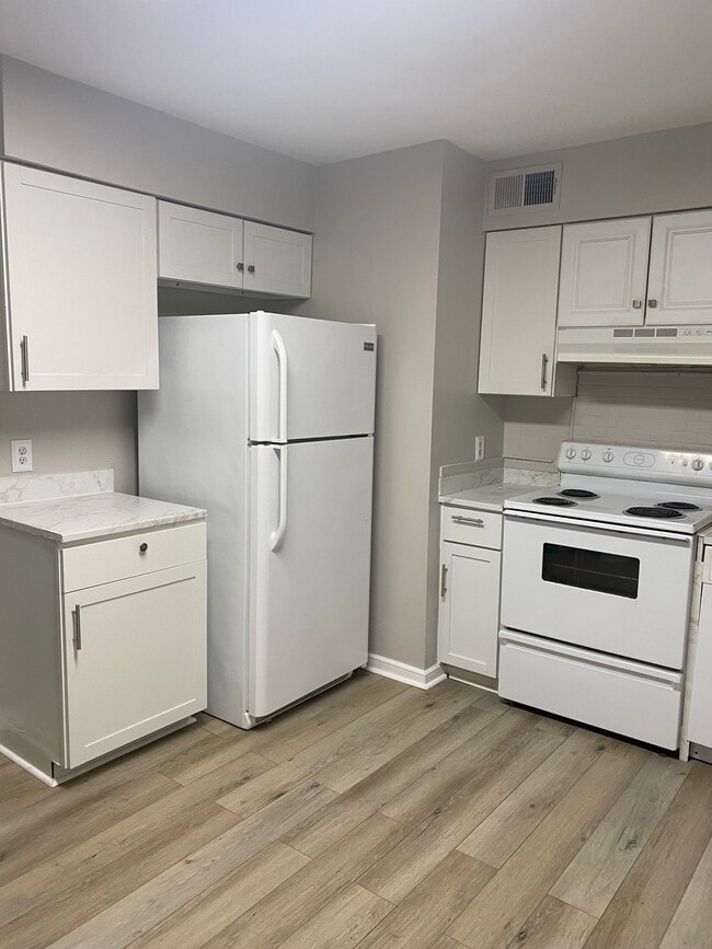 Kitchen - 3850 Creighton Rd Unit D