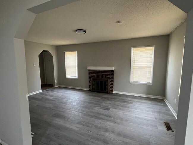 Photo - "Charming 3-Bed, 1 bath Retreat with Beautiful Floors on Laura Avenue!"