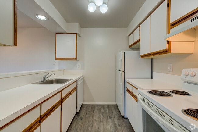 2BR, 2BA - 1,035SF Harvard - Kitchen