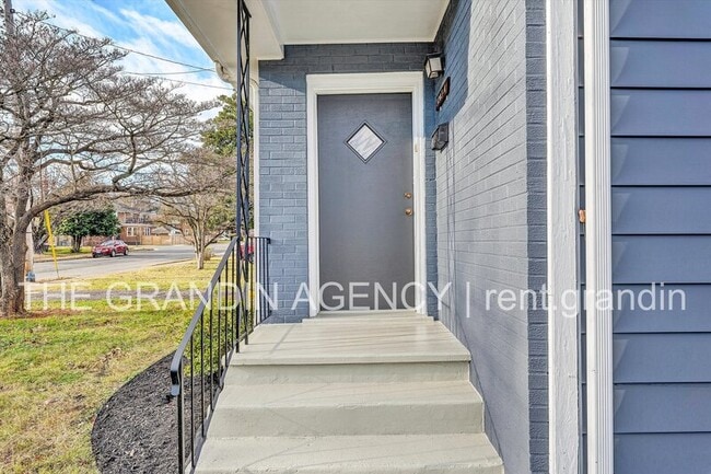 Photo - 3203 Roundhill Ave NW
