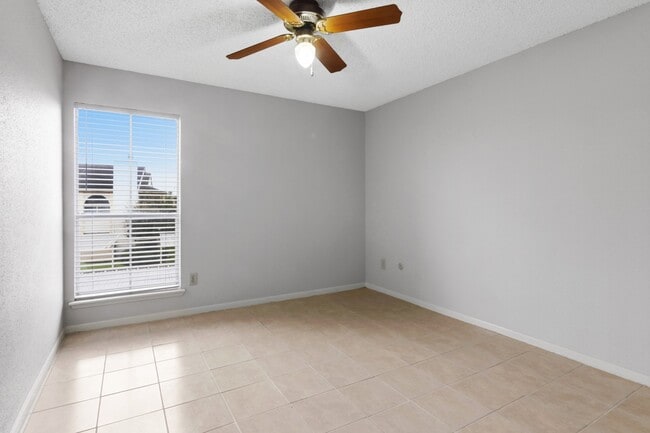 Building Photo - 3919 Fairmont Pkwy Unit 148