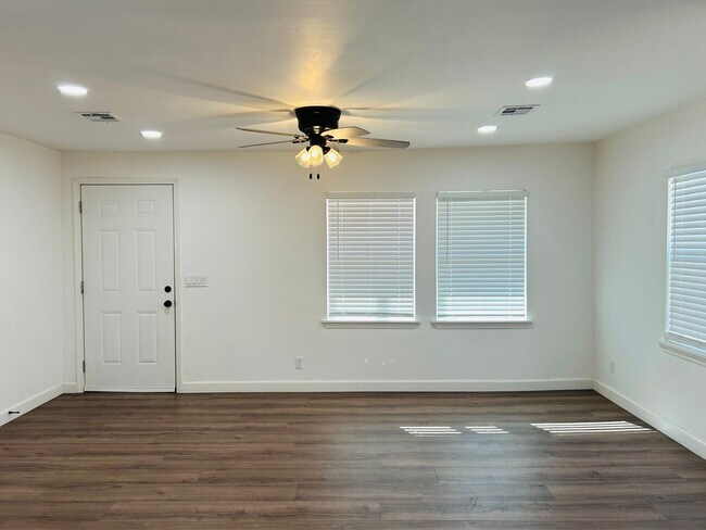 Photo - 601 Foster Pl