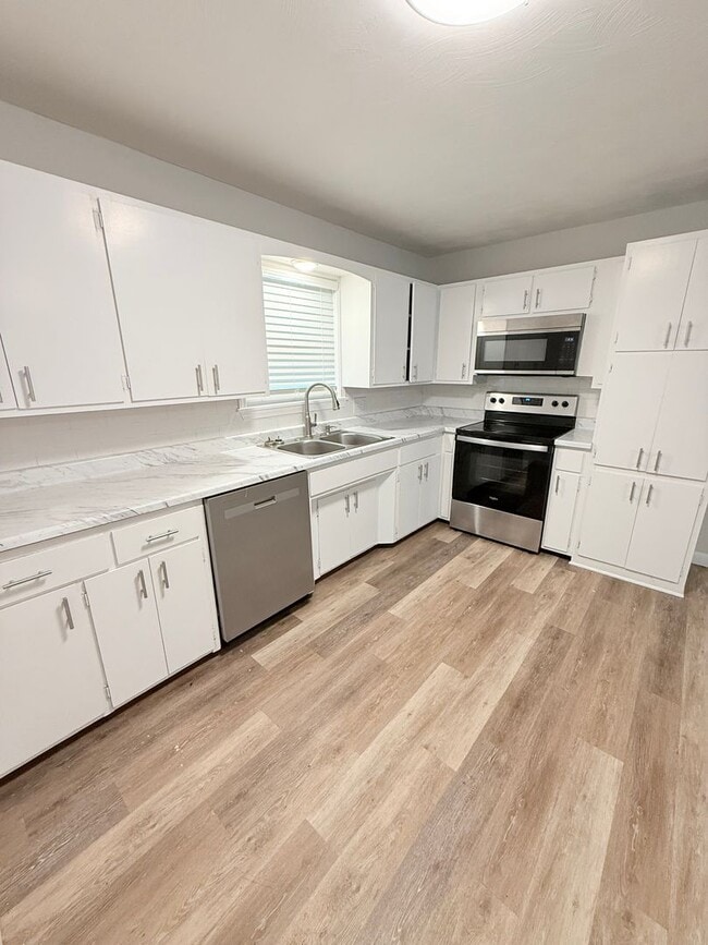 Building Photo - Ultra Open Floor Plan - Lots of New - Walk...