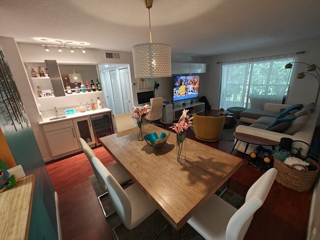 Building Photo - 2208 S Cypress Bend Dr Unit Penthouse 503