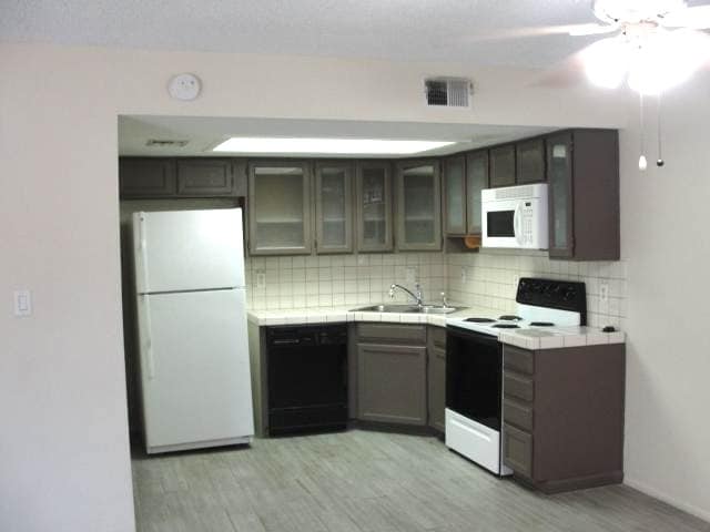 Kitchen - 2040 S Longmore