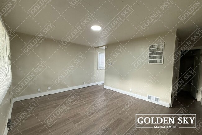 Building Photo - 1116 E 13th St