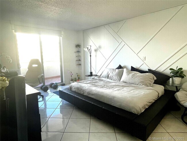 Photo - 5555 Collins Ave Unit 12Y