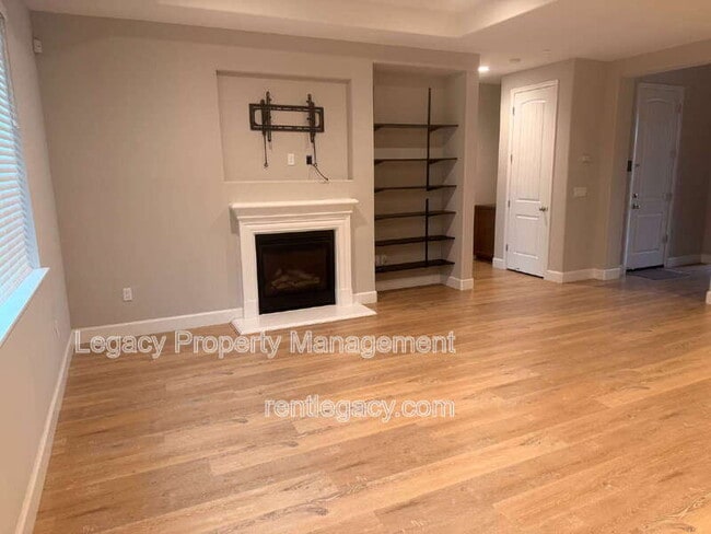 Photo - 452 Aster St