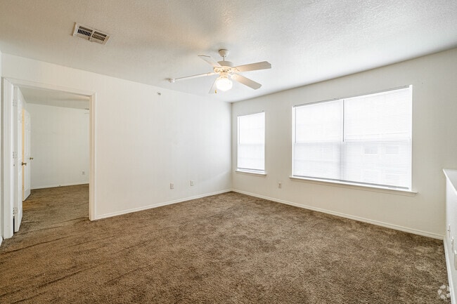 2BR, 2BA - 904SF - Living Room