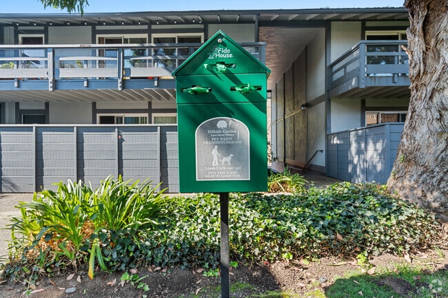 Pet waste station