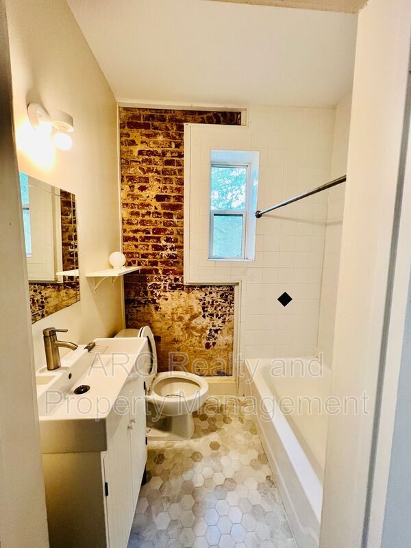 Photo - 373 Moreland Ave NE
