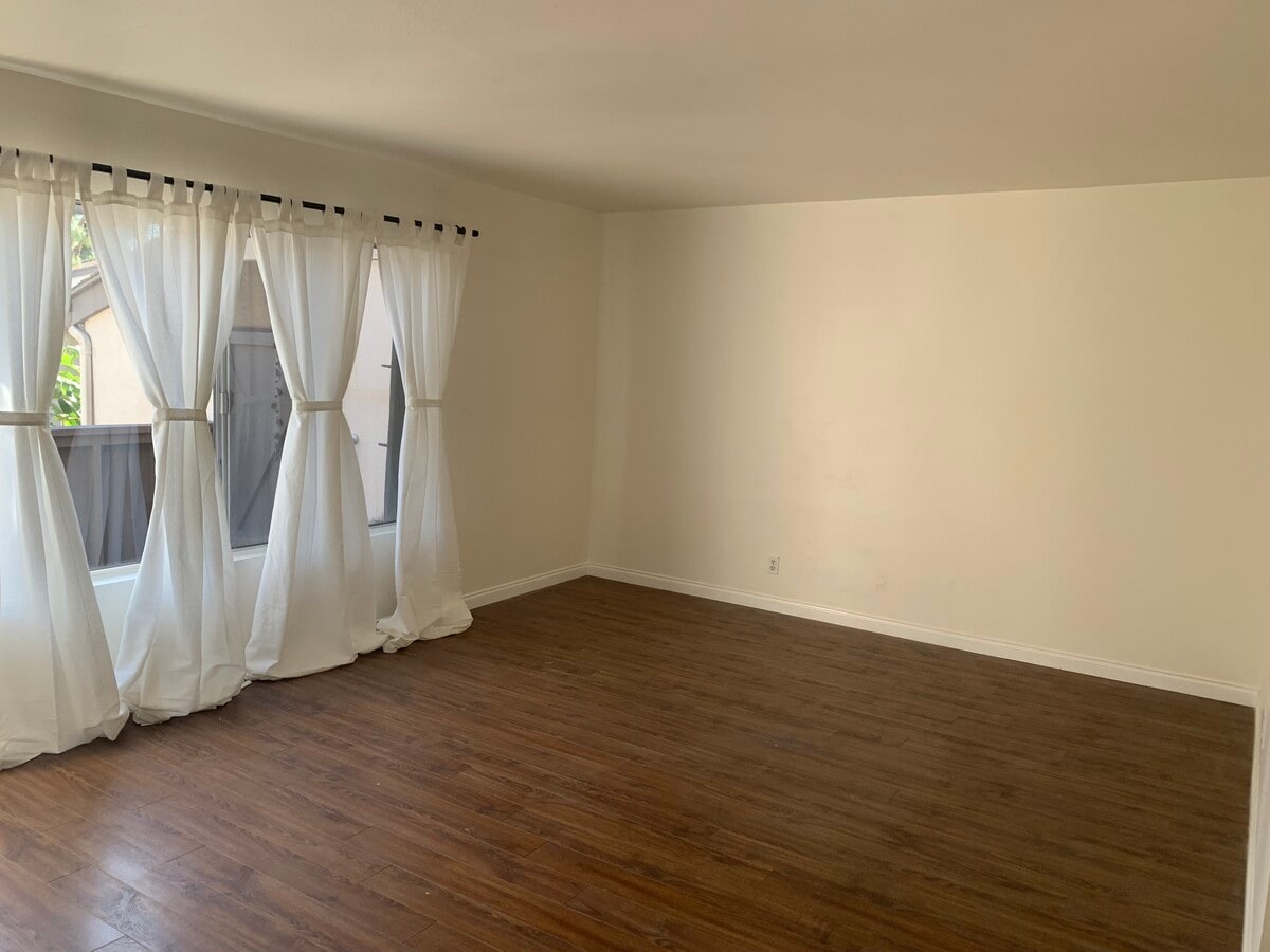 large living space with lots of natural light - 1244 Cabrillo Park Dr Unidad F