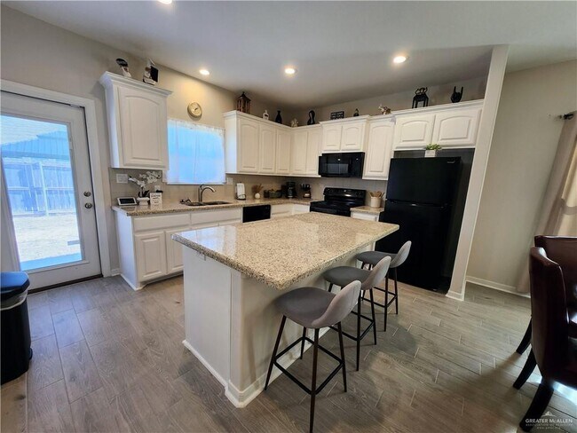 Photo - 12 N 34th Ln