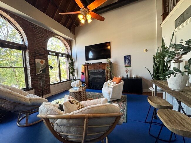 Building Photo - 1715 Summit St Unit 202