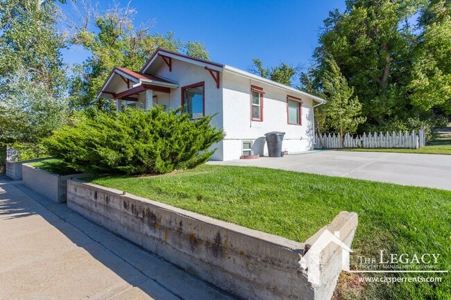 Building Photo - 1203 E 5th St Unit A