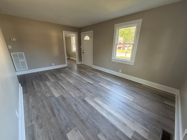 Photo - 221 Spruce St W