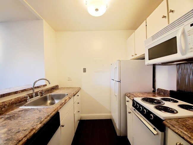 Photo - Top floor studio with large patio & greenb... Unit H