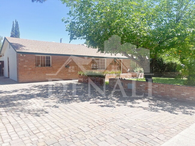 Building Photo - 1526 E Cedar St