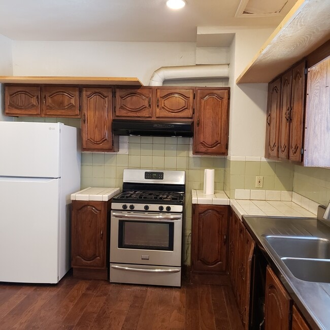 kitchen - 4722 Elmwood Ave Apartments Unit Elmwood