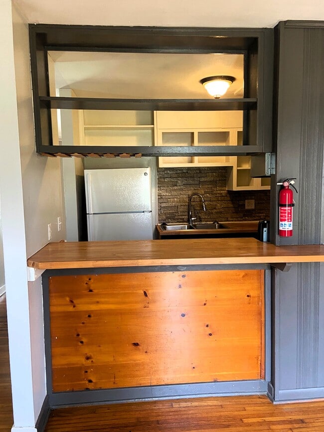 Photo - 220 Saxon Dr