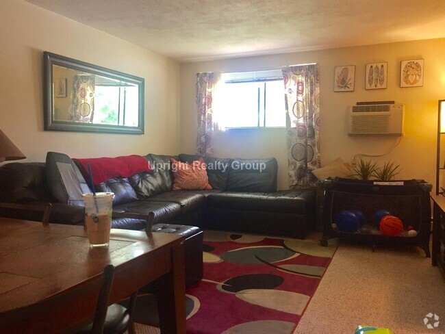 Building Photo - 1000 Governors Dr Unit 9 Rental