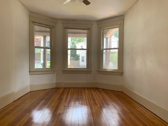 Building Photo - 65 Green St Unit 65 - Downstairs Rental