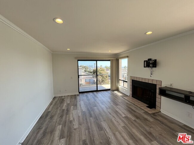 Building Photo - 3903 California St Rental