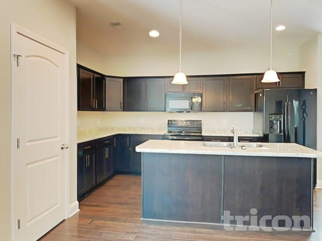 Photo - 200 Bexley Way