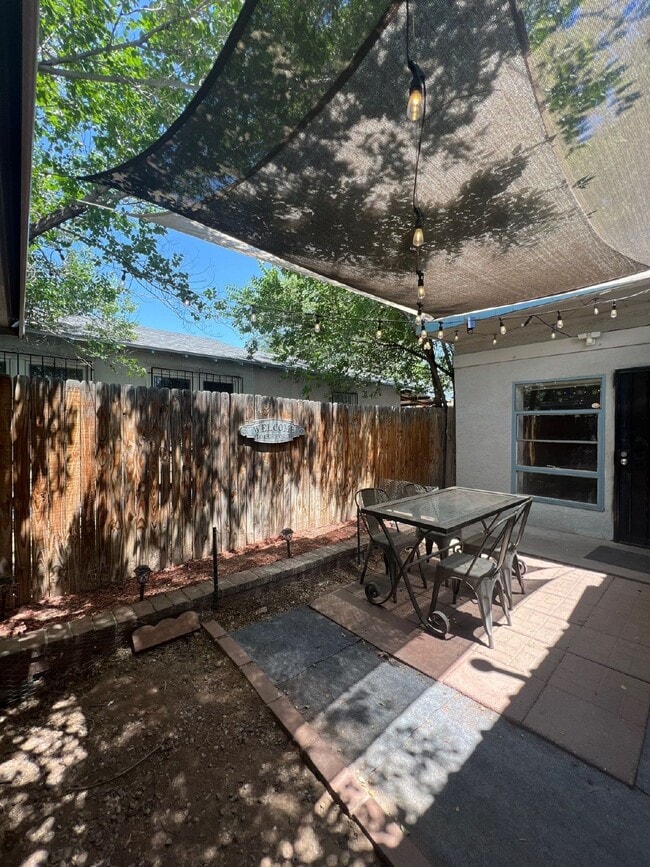 Building Photo - Location, Location, Location! Convenient t... Unit B Rental