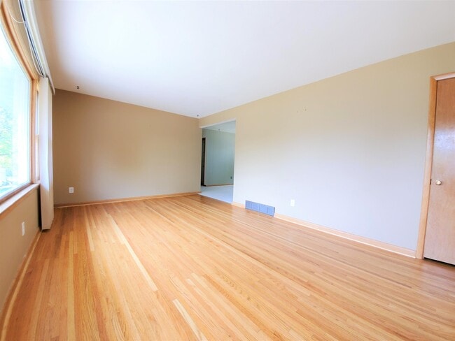 Photo - 1807-16 1/2 16 1/2 St NW