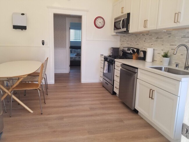 Kitchen - 135 E Reed St Unit 135
