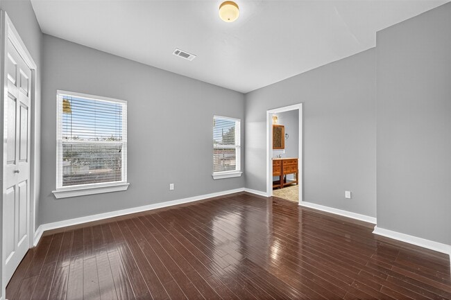 Building Photo - 146 Disney St