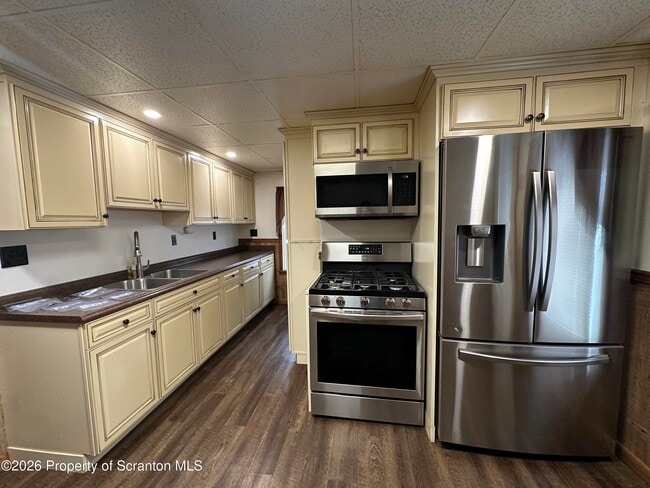 Building Photo - 548 Main St