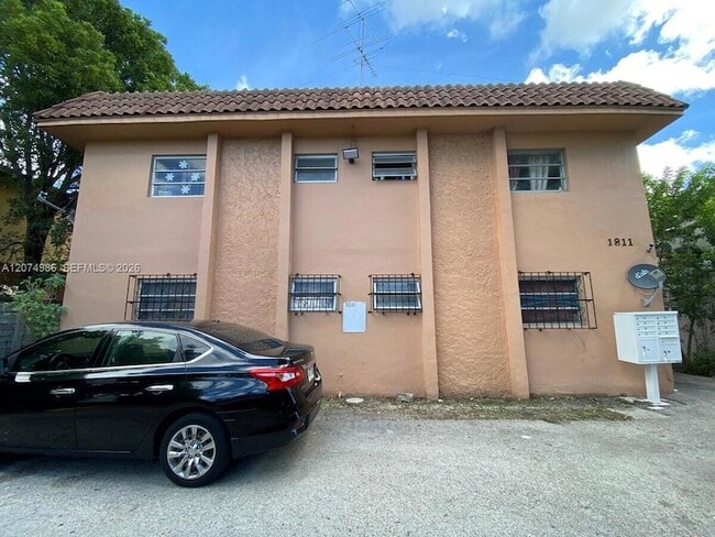 Building Photo - 1811 NW 19th Terrace Unit 2