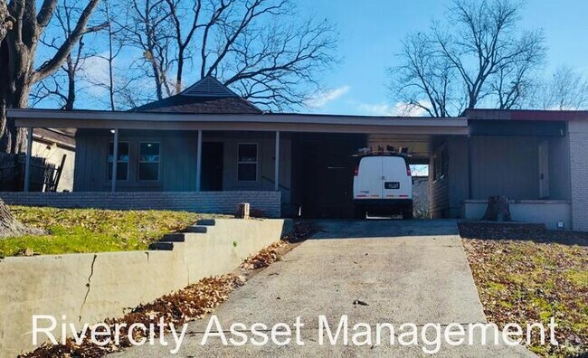 Building Photo - Tri Plex unit! Very adorable and cozy! Rental