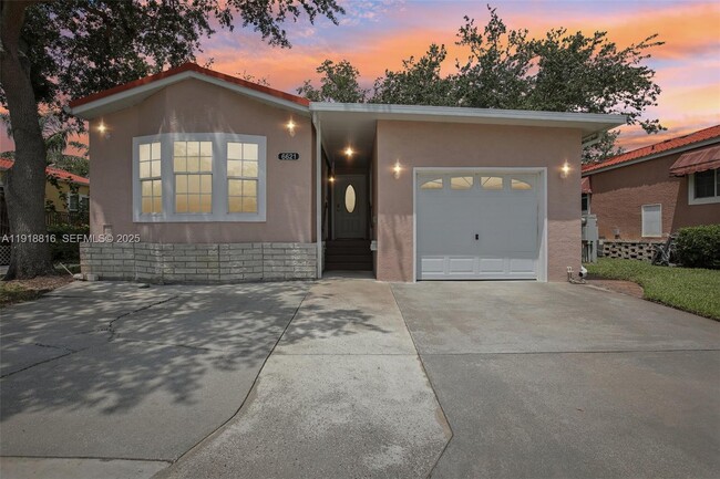 Building Photo - 6621 La Mesa Rd