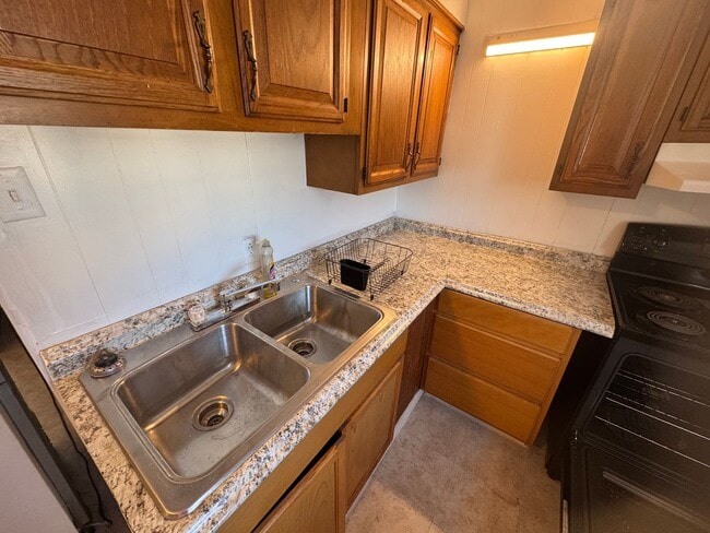 Photo - 739 Iberis Rd S