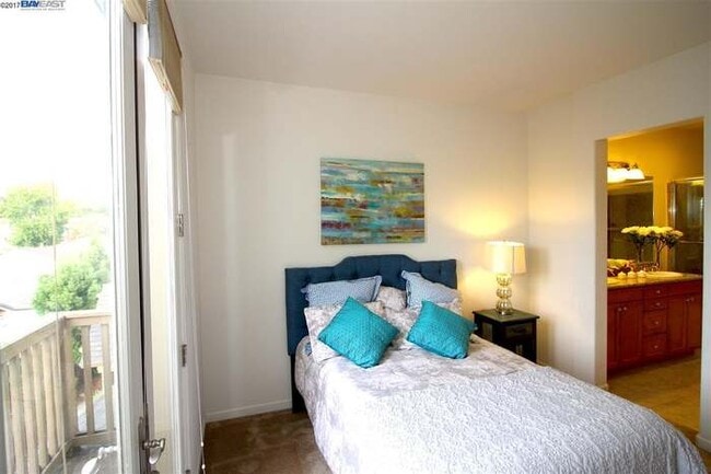 Photo - 467 Pariso Terrace