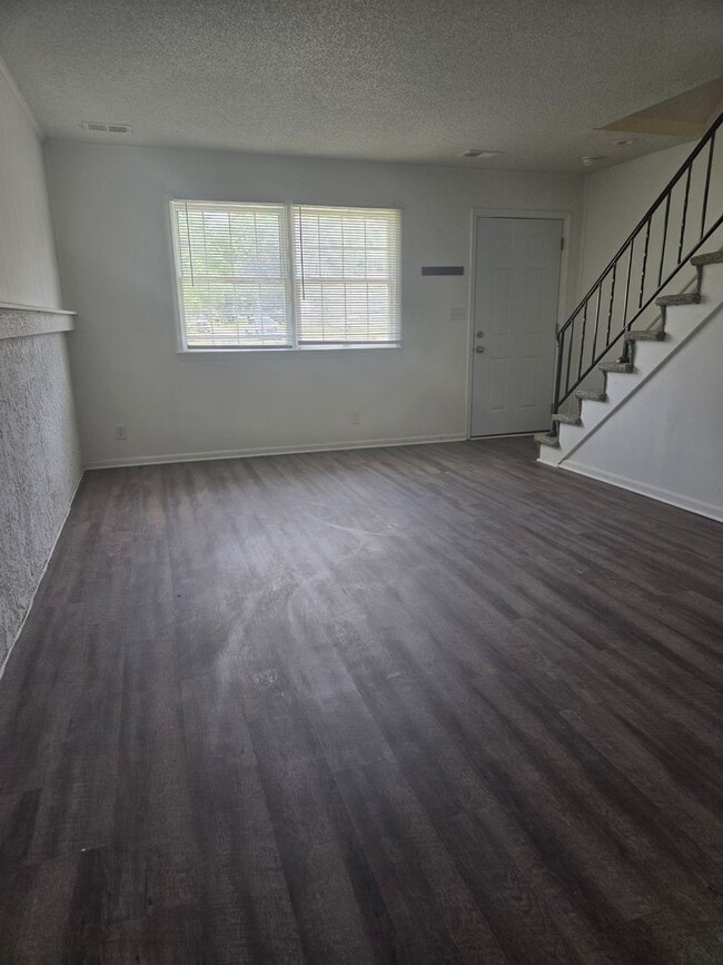 Photo - Olathe half duplex 3 Bedroom/2 bath/2 Living areas!
